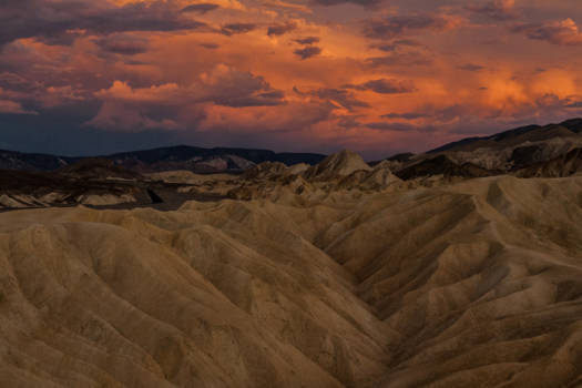 Death Valley National Park - Hiking Zabriskie Point, noodweer opkomst.