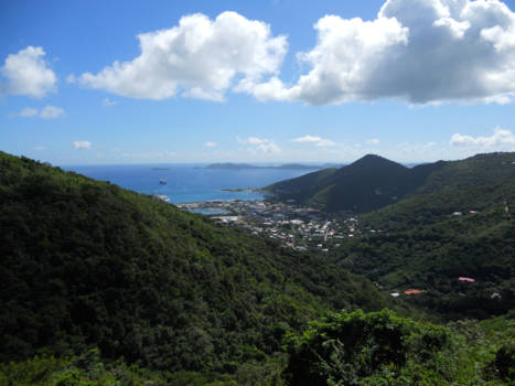 Rondreis Oostkust Amerika - Town between the mountians