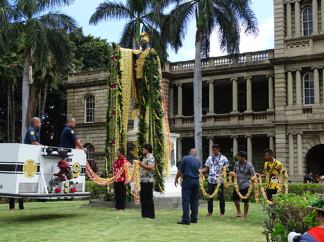 Hawaii - Lei Draping