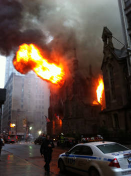 New York - Net gearriveerd en al geëvacueerd omdat de kerk tegenover het hotel in brand stond