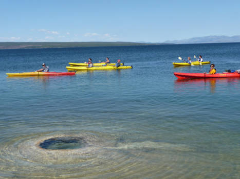Yellowstone National Park - Kano's en geiser op/in het meer in Yellowstone Park