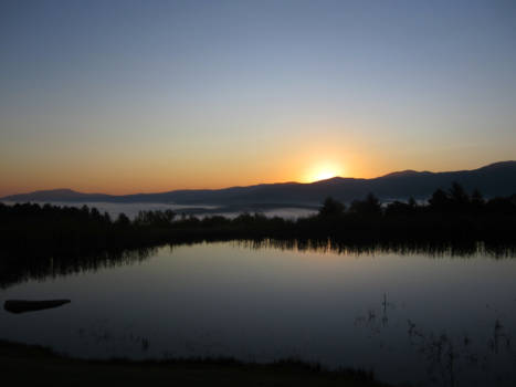 Vermont - Zonsopkomst met een zee van mist in de vallei en een spiegelglad vennetje