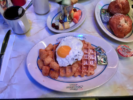 New York - Breakfast at Ellen's Diner