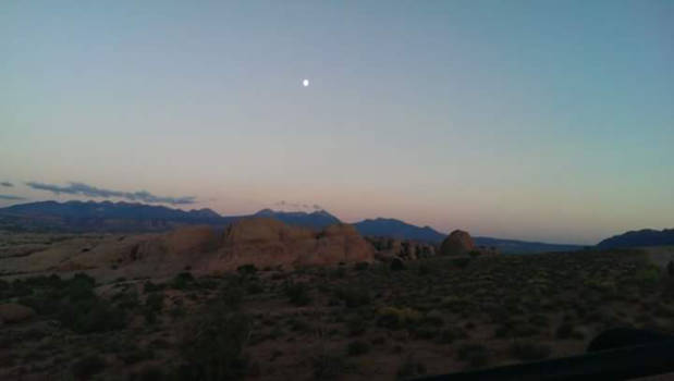 Utah - Baby blauwe bergen bij de Cayonlands National park  met zonsondergang.