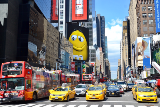 Times Square - Eindelijk, na 20 keer oversteken de gele M&M in beeld met de beroemde taxi's!