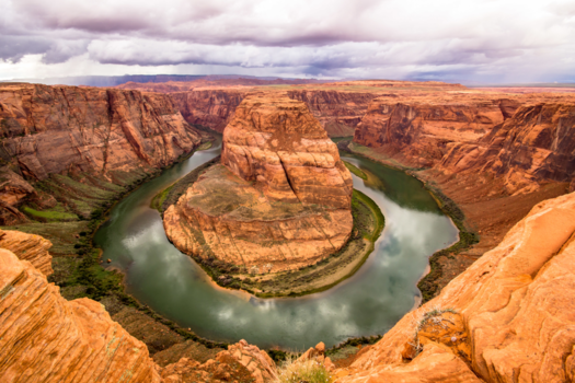Arizona - donkere wolken boven de Horseshoe bend in Arizona
