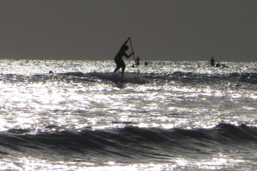 Honolulu - Einde van de middag, surfers wachtend op hoge golven , Waikiki Beach Oahu Hawaii