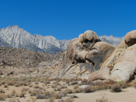 California - Slapend jongetje in Alabama Hills