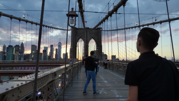 New York - Mijn twee kanjers op de Brooklyn bridge bij een prachtige zonsondergang