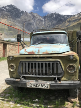 Georgia - Oude auto in Georgisch landschap