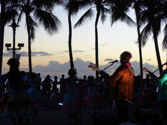 Hawaii - Hula at beach