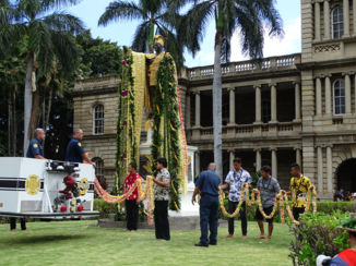 Hawaii - Lei Draping