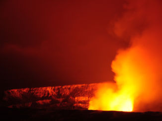 Hawaii Volcanoes National Park - Vulkaankrater bij nacht