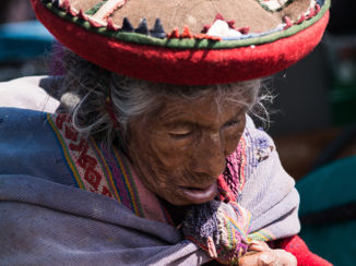 Sawadee - Prachtige fragiele oudere dame in kleurrijke kleding