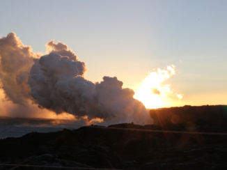 Hawaii Volcanoes National Park - Lava stroomt in zee