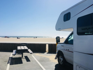 Amerika - Met de neus van je camper op het strand bij Dockweiler RV park in Los Angeles